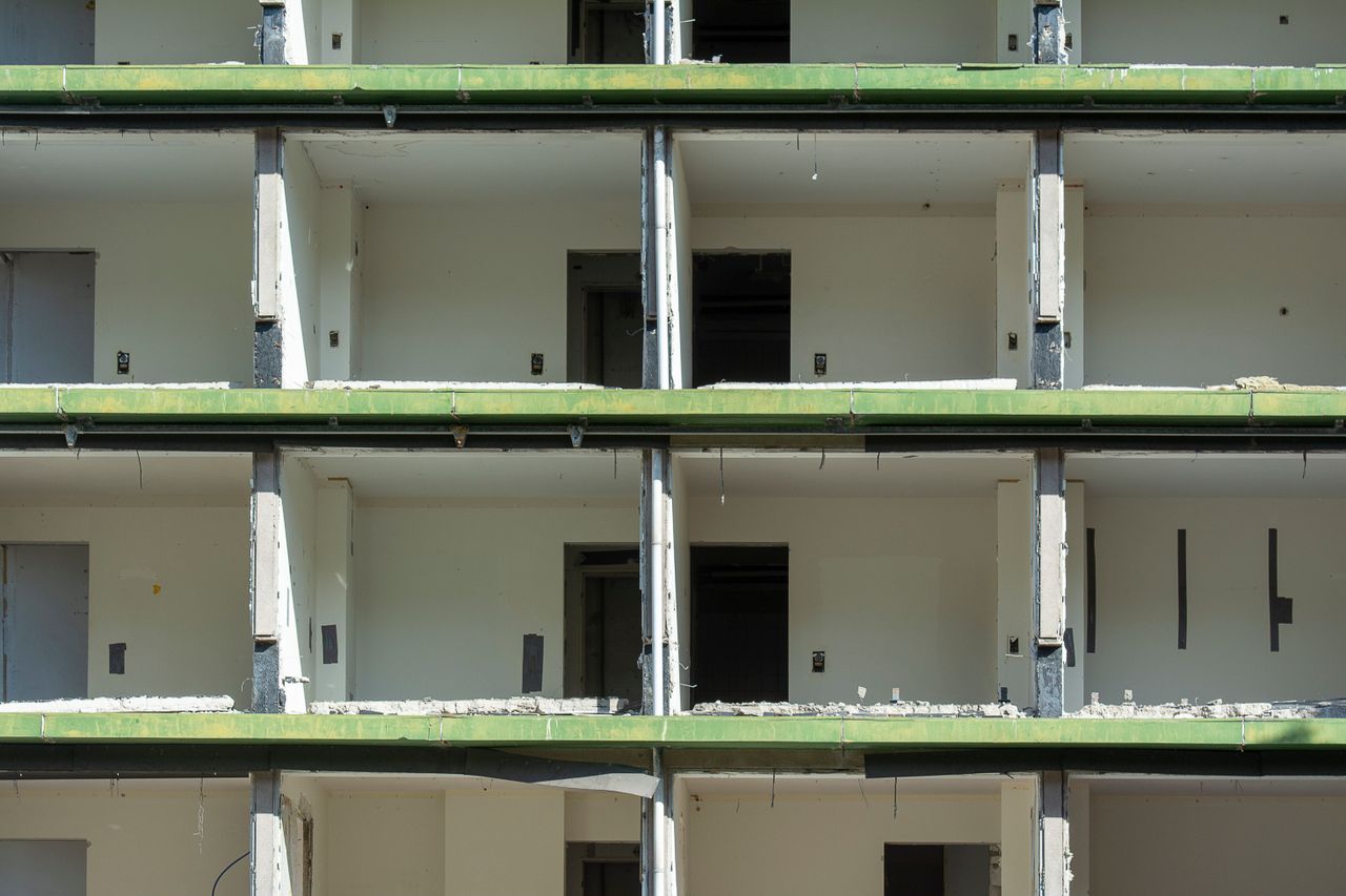 Home Close-up view of a partially demolished urban building showing exposed concrete and empty rooms.